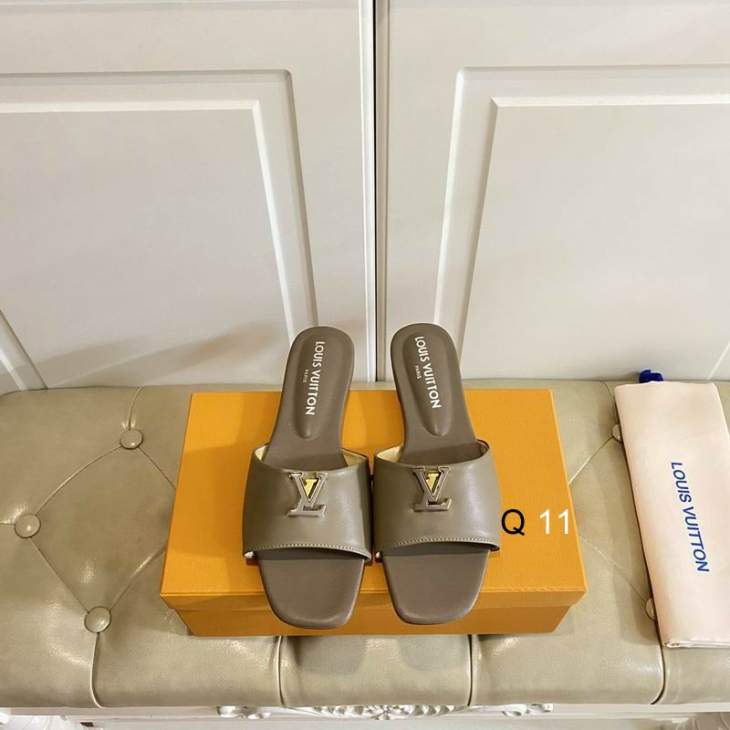 Picture of Louis Vuitton Slippers _SKULVsz35-40Y0120428